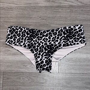 ZETA BOTTOM - GREY LEOPARD LOW WAIST SCRUNCH BOTTOM